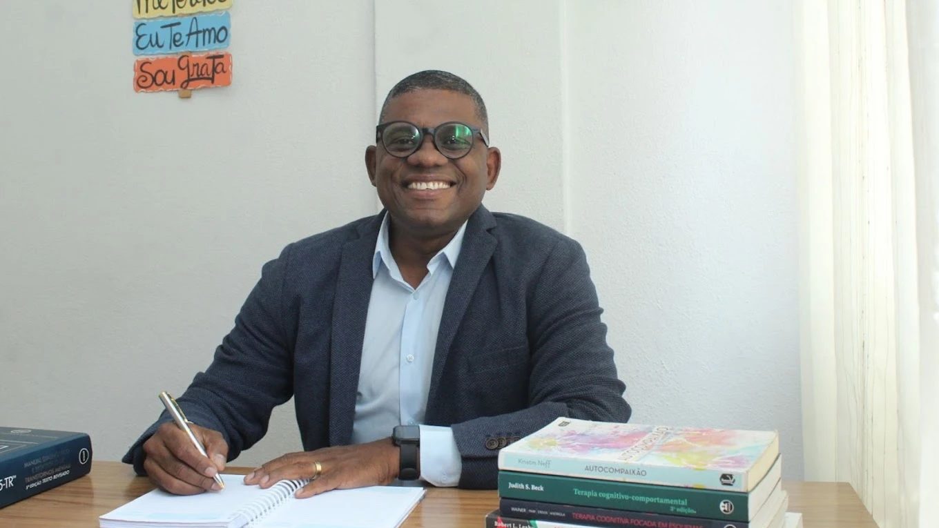 Ambiente do consultório: sofá, mesa de apoio e materiais de trabalho